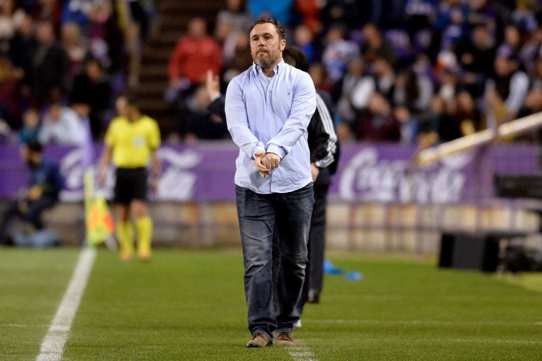 El entrenador del Real Valladolid, Sergio González, durante el partido de Liga en Primera División ante el Real Madrid.