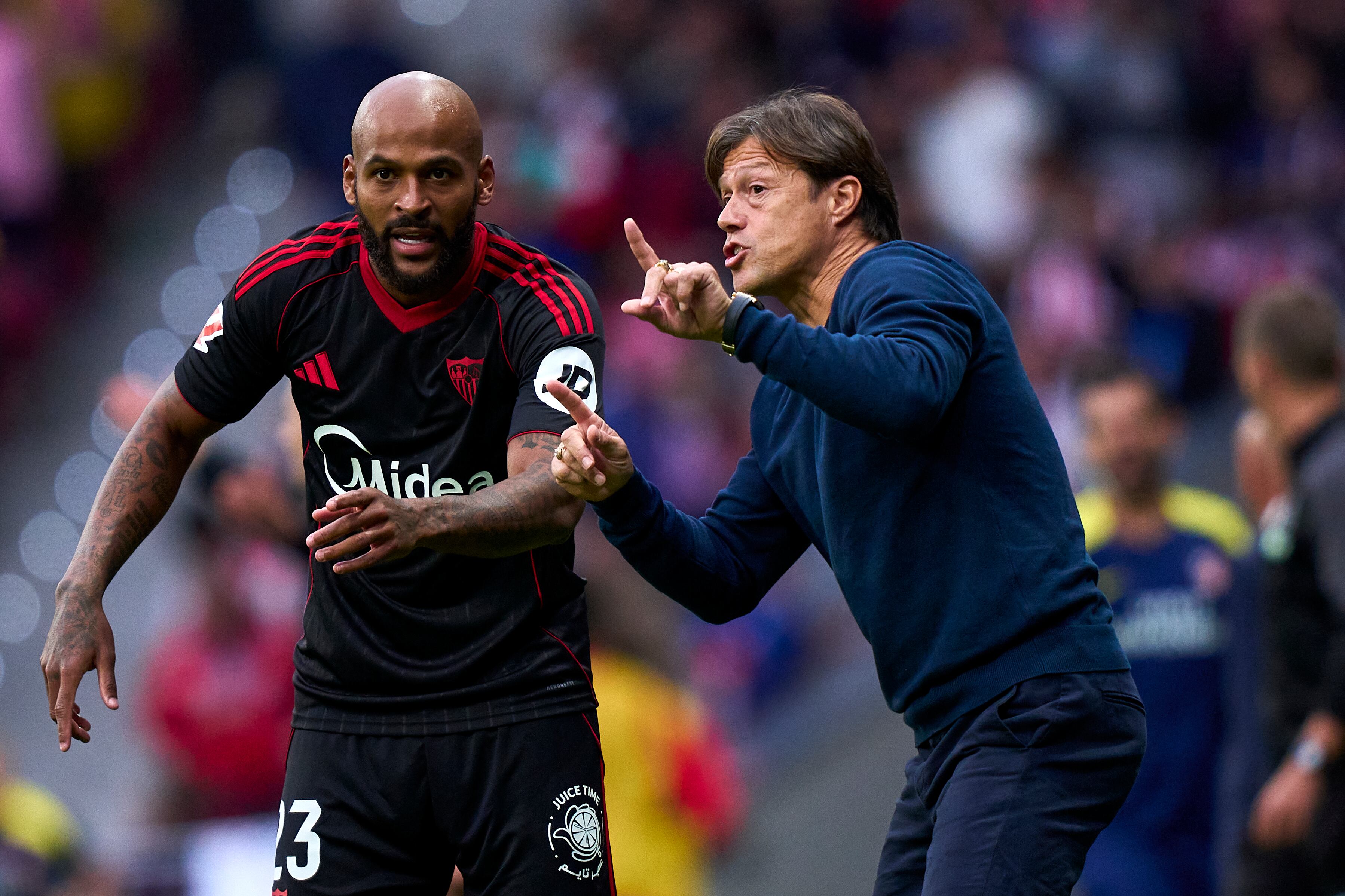 Marcao y Matías Almeyda, durante el Atlético de Madrid-Sevilla del Metropolitano
