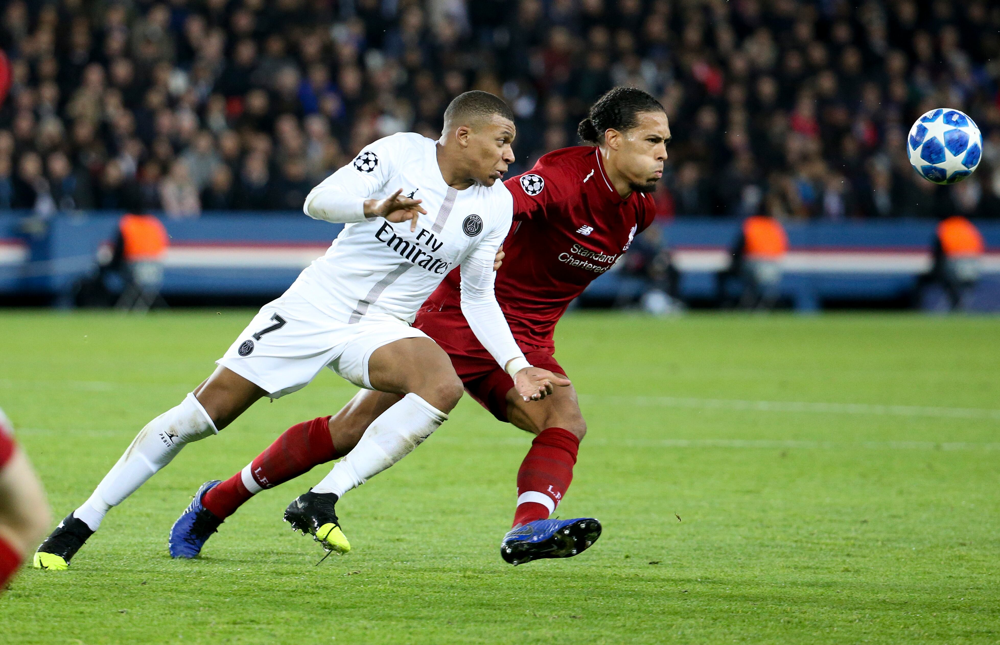 Kylian Mbappé y Van Dijk luchando por el esférico en un encuentro de la fase de grupos de la Champions League entre PSG y Liverpool. (Photo by Jean Catuffe/Getty Images)