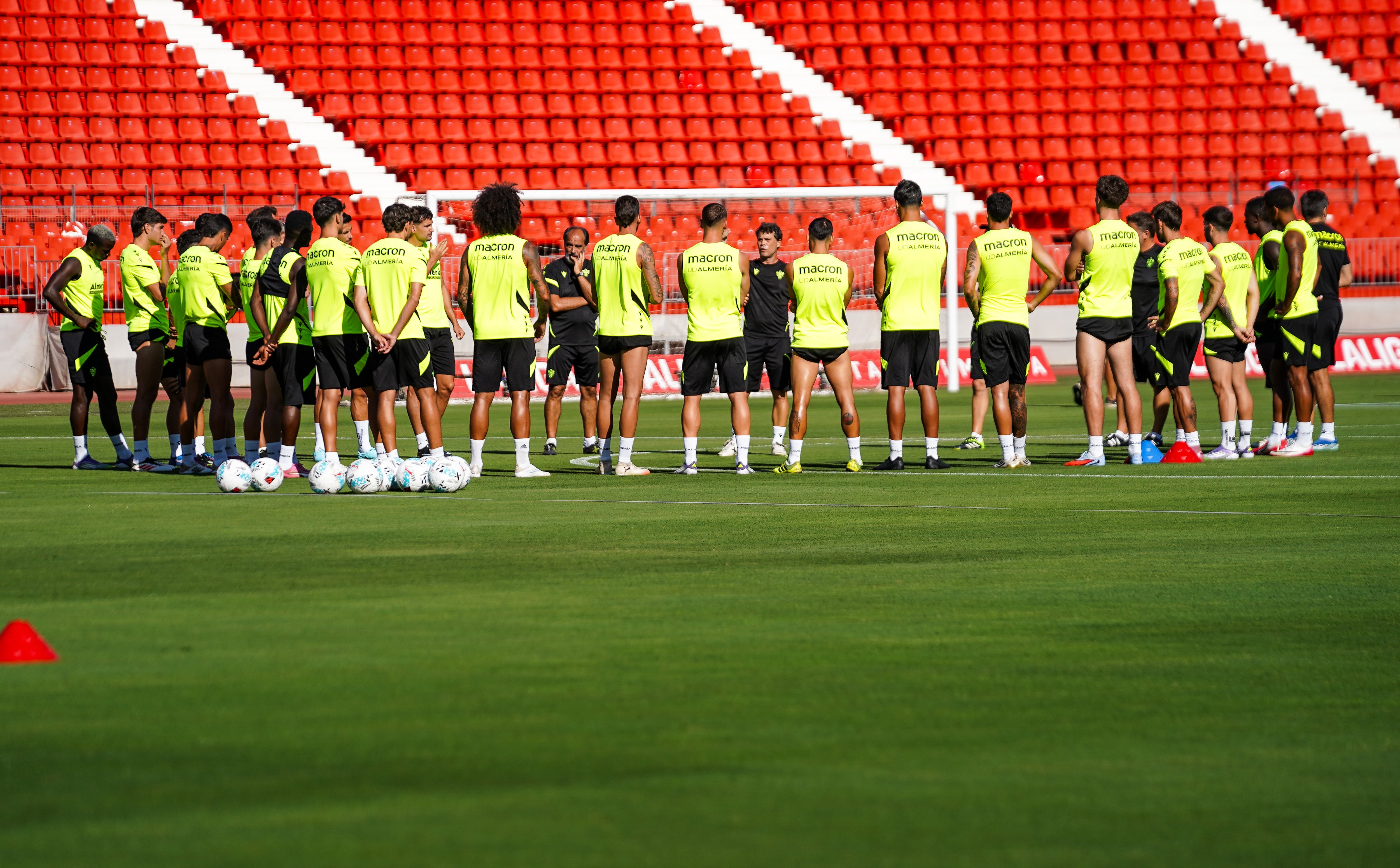 Charla de Rubi a la plantilla en el Estadio de los Juegos Mediterráneos.