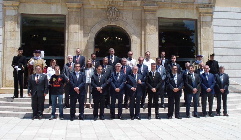 Foto de família dels 27 diputats del mandat.