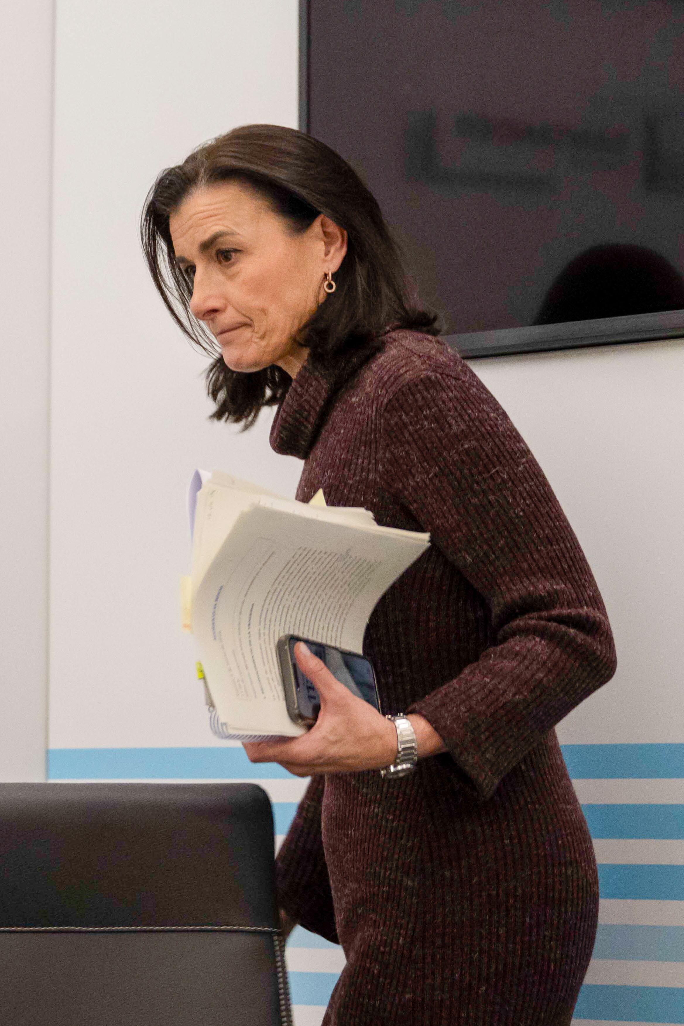 SANTANDER, 06/03/2026.- La alcaldesa de Santander, Gema Igual, tras la rueda de prensa en la que ha reconocido que "no funcionó" la cadena de respuesta de la Policía Local que recibió el aviso del mal estado de la pasarela de El Bocal un día antes de que se hundiera, lo que provocó la muerte de seis jóvenes. EFE/Pedro Puente Hoyos