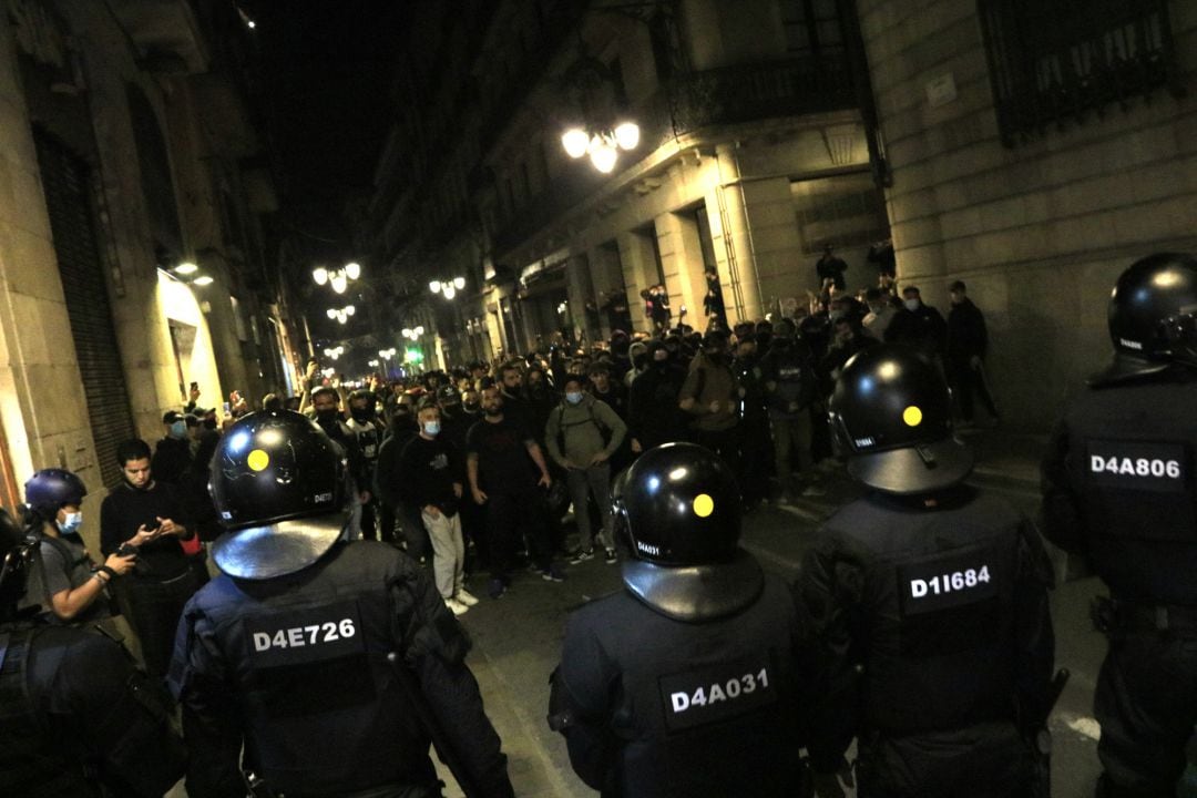 Cargas policiales en una protesta contra las medidas antiCOVID adoptadas por la Generalitat de Cataluña