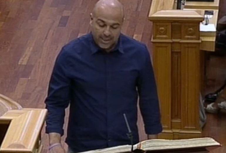 Promesa del vicepresidente primero de las Cortes, José García Molina