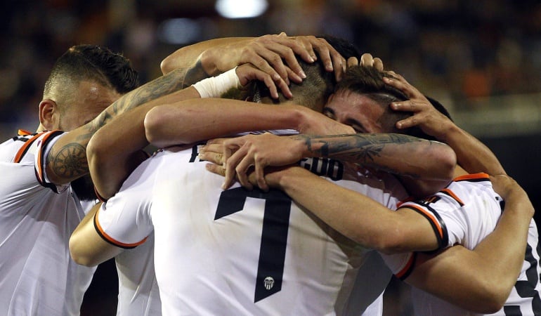 GRA565. Valencia, 27/04/21015.- Los jugadores del Valencia, celebran el cuarto gol del equipo valencianista, durante el encuentro correspondiente a la jornada 33 de primera división, que han disputado esta noche frente al Granada en el estadio de Mestalla, en Valencia. EFE/Kai Försterling.