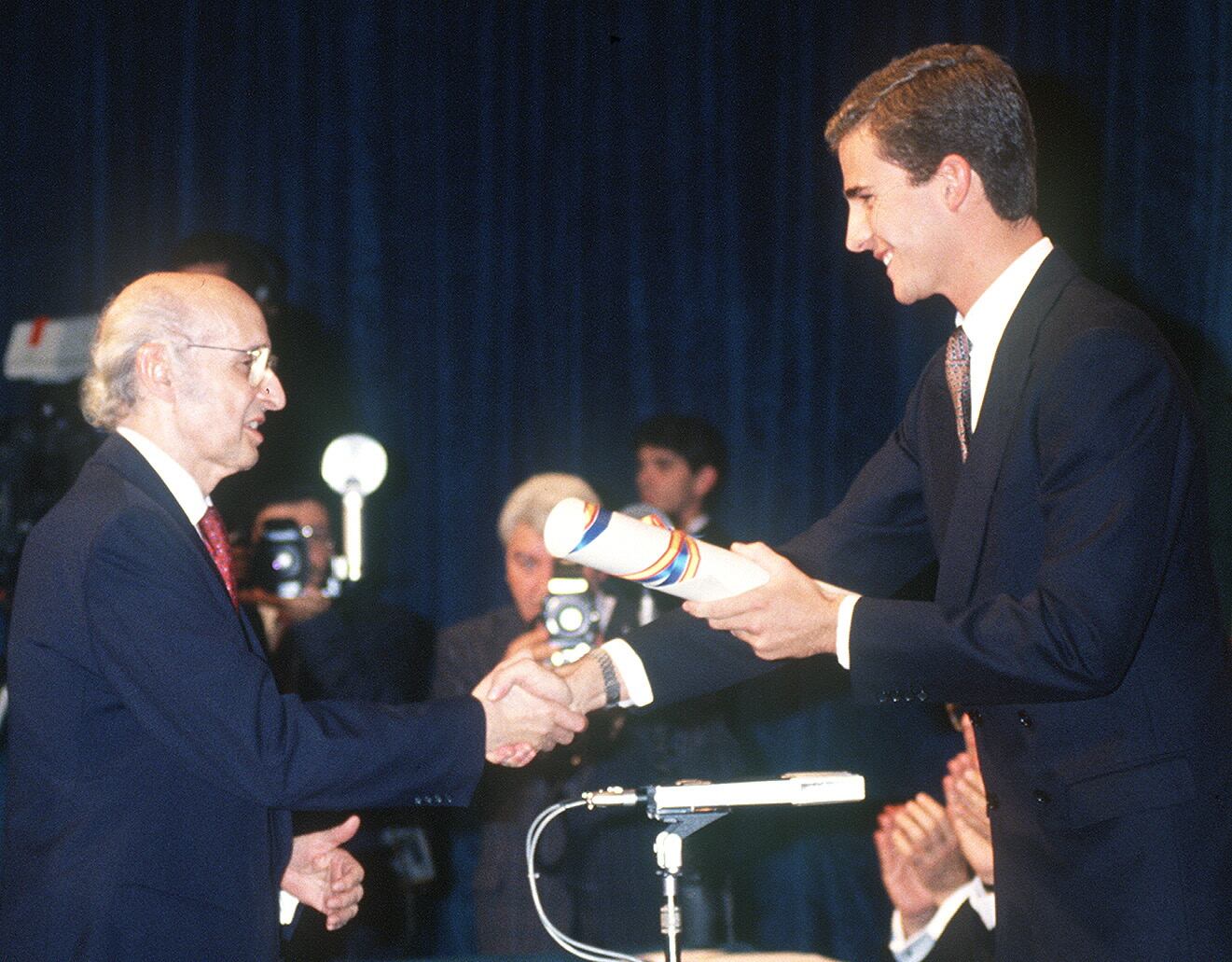 Oviedo, 1990. El enzimólogo español Santiago Grisolía, director del Instituto de Investigaciones citológicas de Valencia, recibe de manos del príncipe Felipe el Premio Príncipe de Asturias de Investigación Científica y Técnica 1990, que comparte con el farmacólogo hondureño Salvador Moncada,  durante la ceremonia de entrega de la décima edición de los Premios Príncipe de Asturias