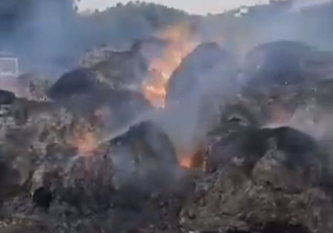 Centenares de balas de paja calcinadas.