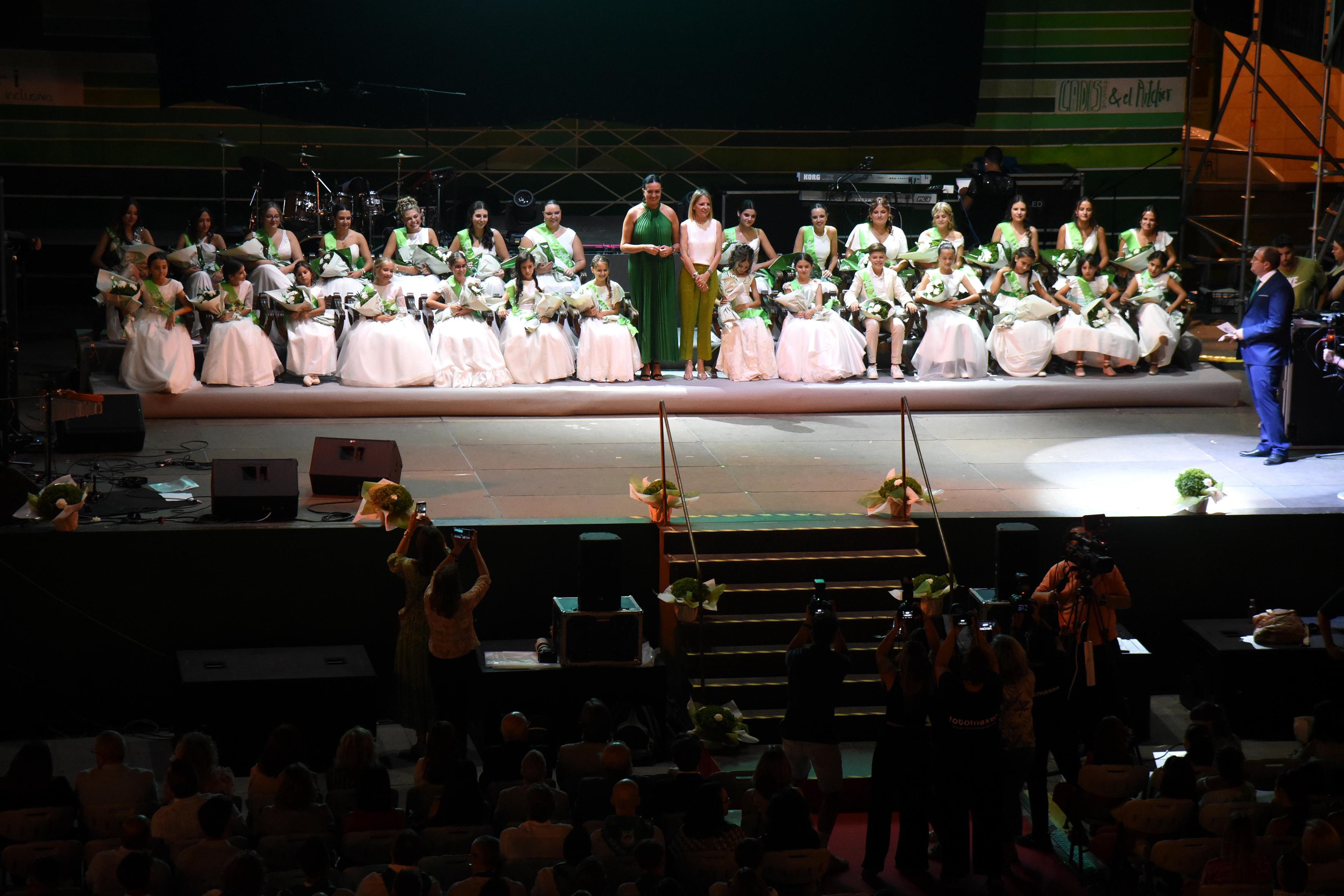 Foto final con todas las mairalesas y el mainate de las Fiestas de San Lorenzo 2025, junto a la alcaldesa Lorena Orduna y la concejala fiestas, Nuria Mur