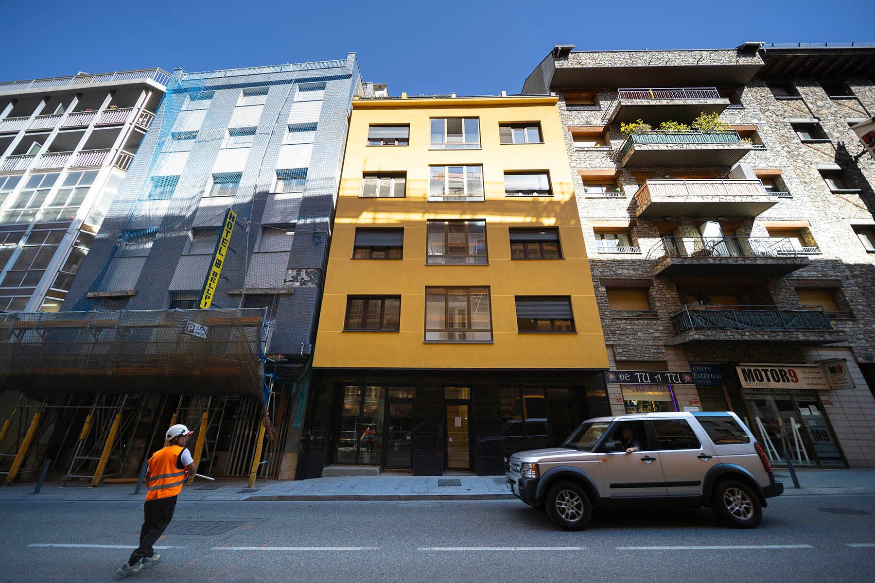 Els dos edificis esquedats de l&#039;avinguda de Santa Coloma