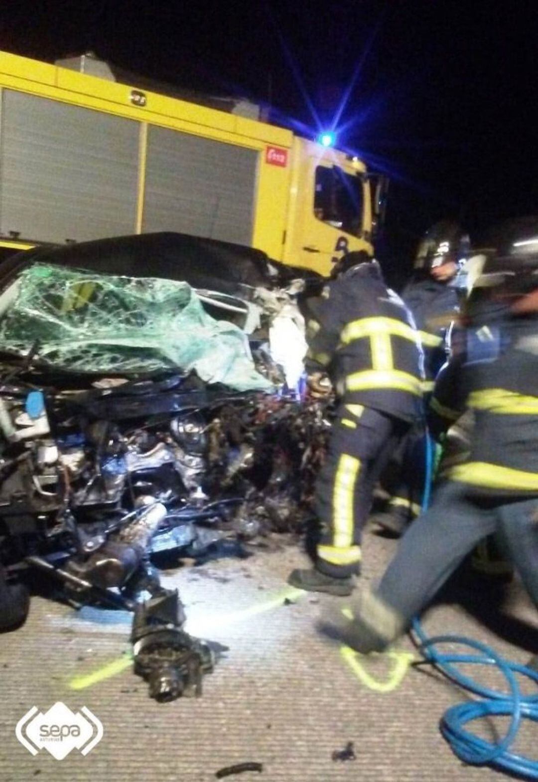 Los coches imiplicados han quedado totalmente destrozados fruto de la violencia del impacto.