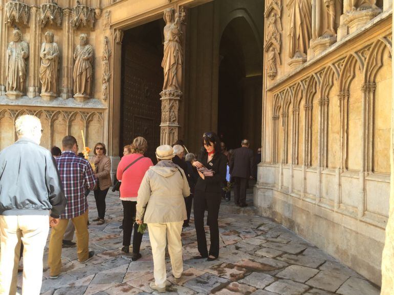 La guia de la Setmana Santa reparitda a la catedral de Tarragona