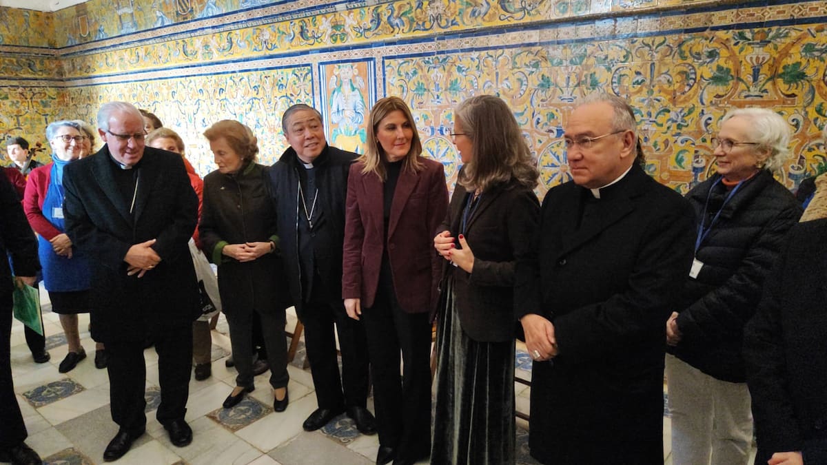 Monseñor Peña Parra, enviado del Papa al Congreso de Hermandades, inaugura la Muestra de Dulces de Conventos