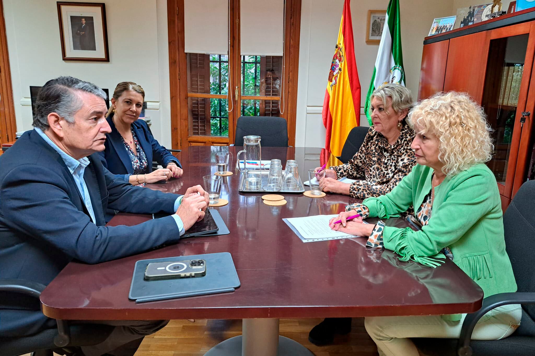 El consejero de Sanidad, Presidencia y Emergencias, Antonio Sanz, junto a las representantes de la Asociación de Mujeres con Cáncer de Mama (AMAMA). 