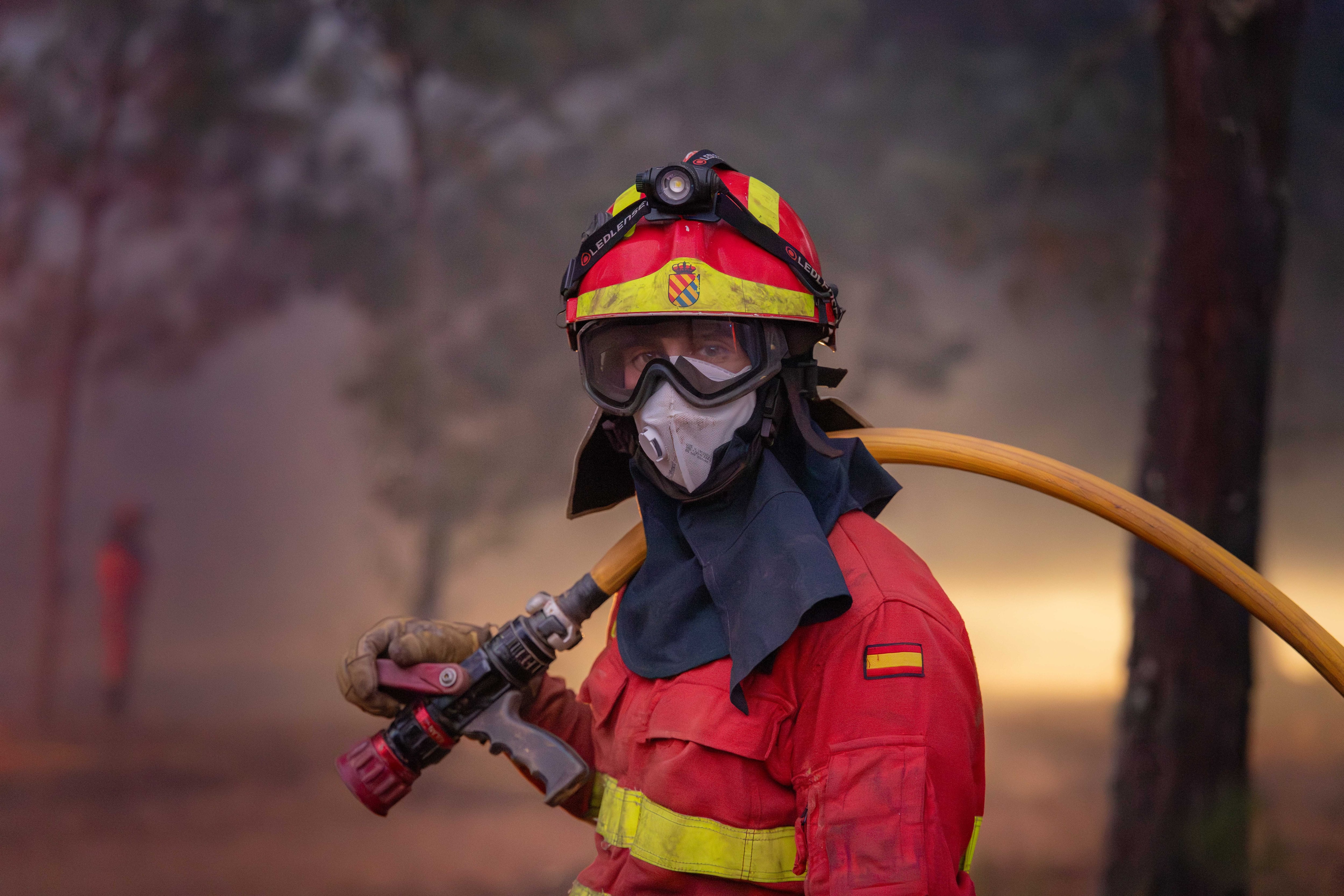 Imagen de un bombero que lucha contra el fuego. 