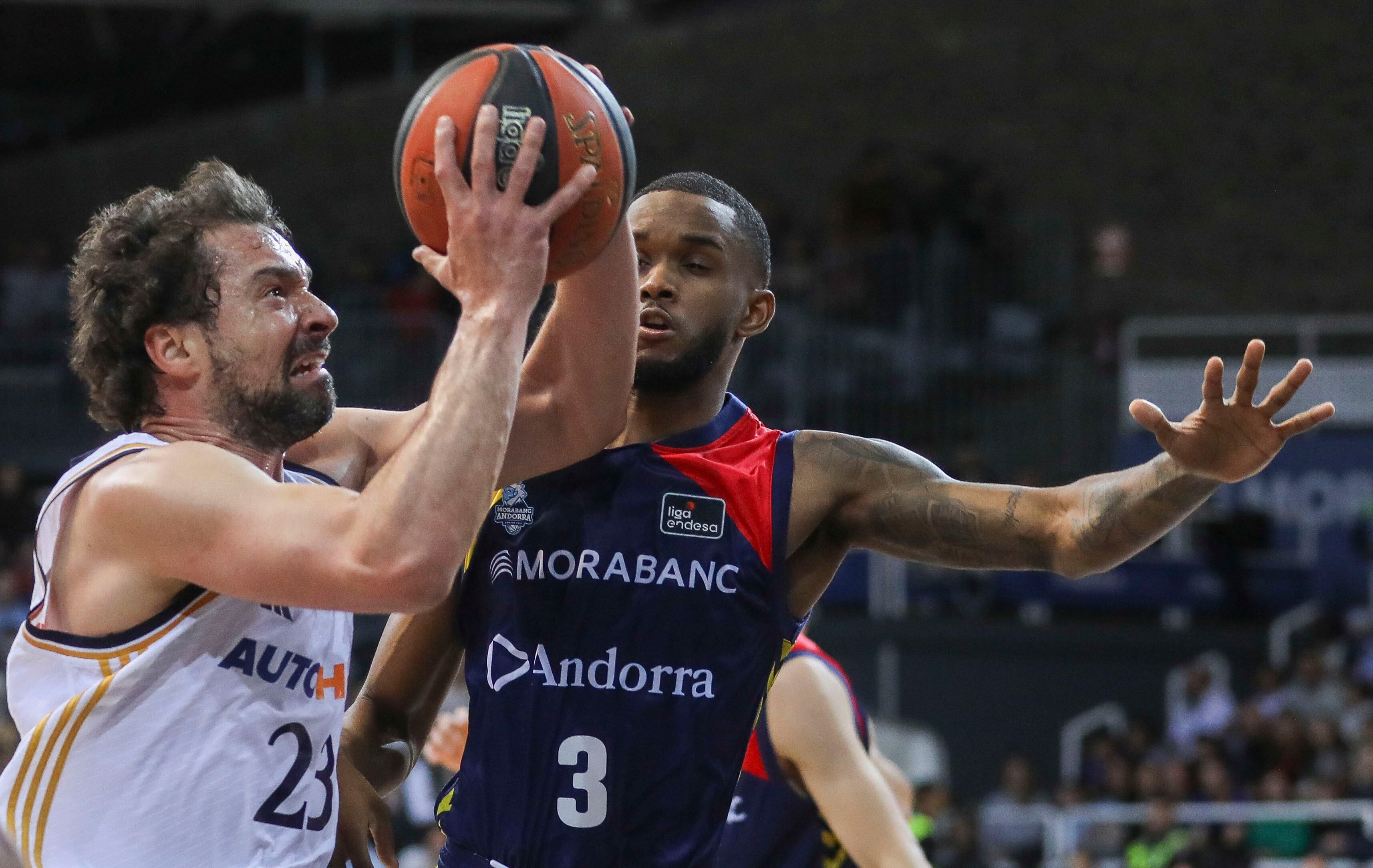 L'escorta del Reial Madrid, Sergio Llull, entra a cistella davant Jean Montero durant el partit de la 23a jornada de la Lliga Endesa que es va disputar aquest diumenge al Polisportiu d'Andorra.