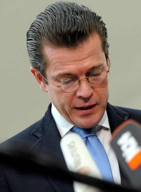 El ministro alemán de Defensa, Karl Theodor zu Guttenberg, se disculpa públicamente tras las acusaciones de plagio en su tesis doctoral, en Berlín (Alemania)