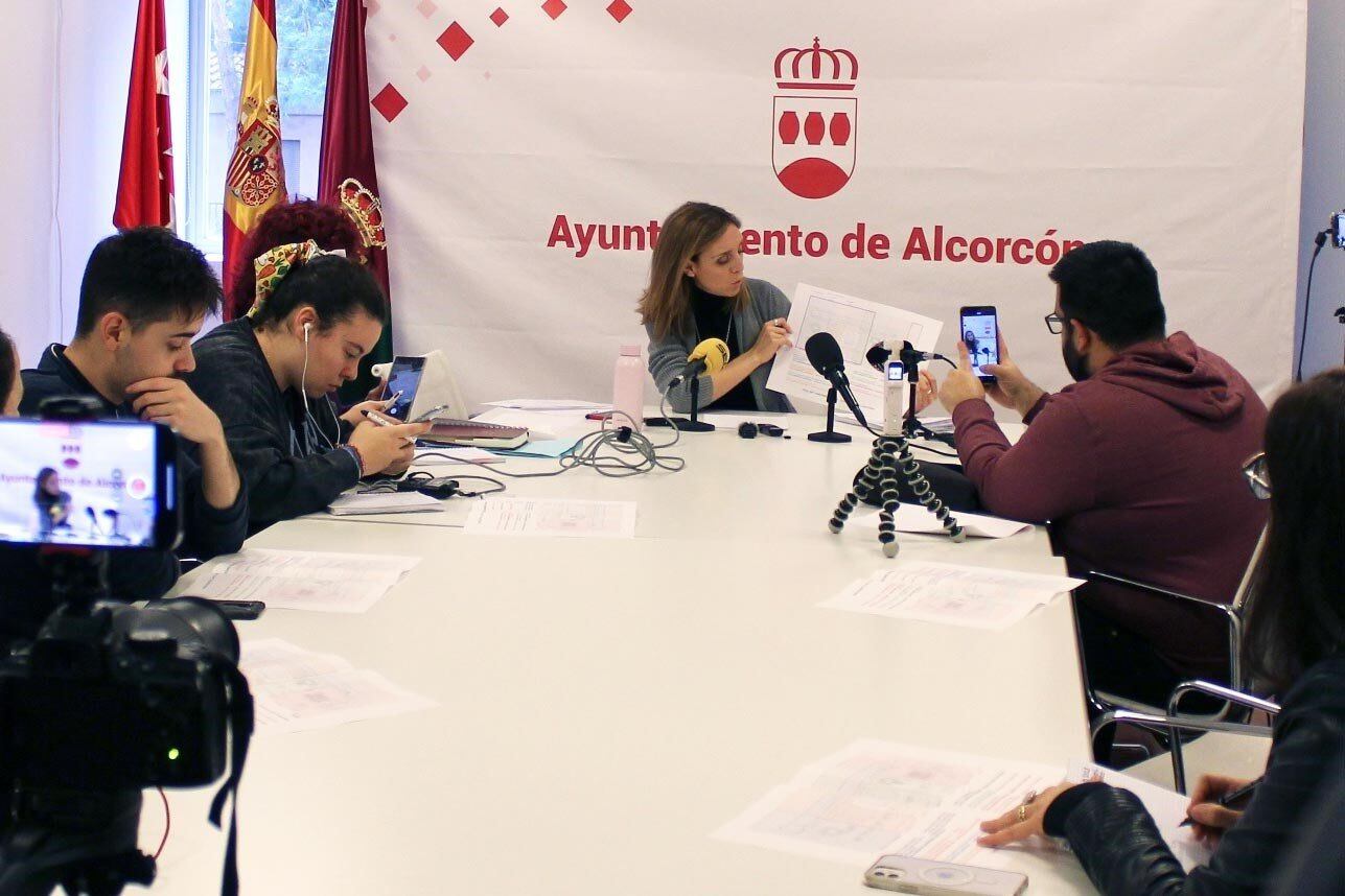 Candelaria Testa, portavoz del gobierno de Alcorcón en rueda de prensa