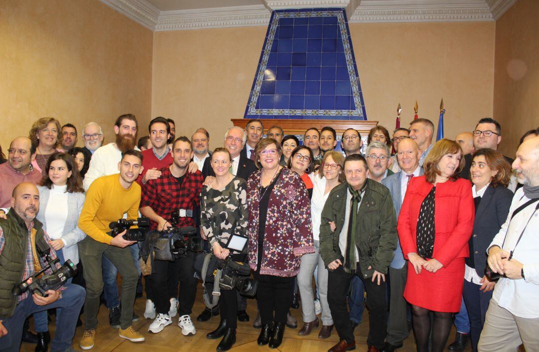 Carmen Olmedo, delegada de la Junta, junto a los delegados provinciales y representantes de los medios de comunicación de la provincia