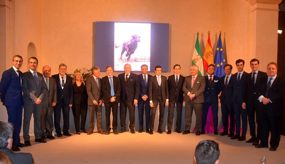 Foto de familia de la entrega de premios de la V Bienal de la Tauromaquia