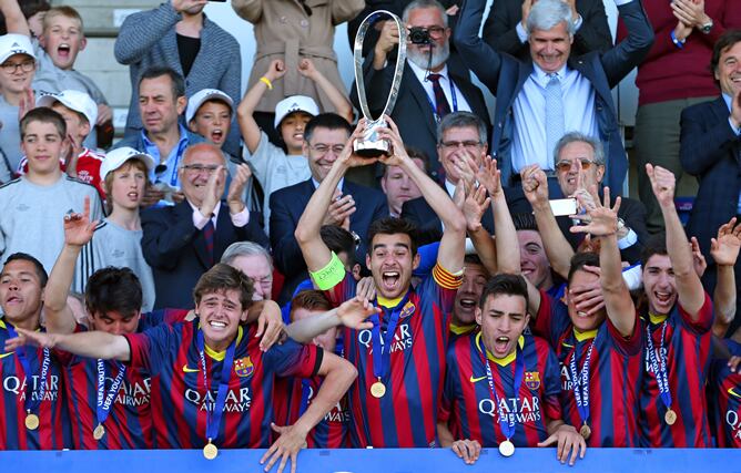 El capitán del juvenil azulgrana, Roger Riera, levanta la Copa de Europa con sus compañeros.