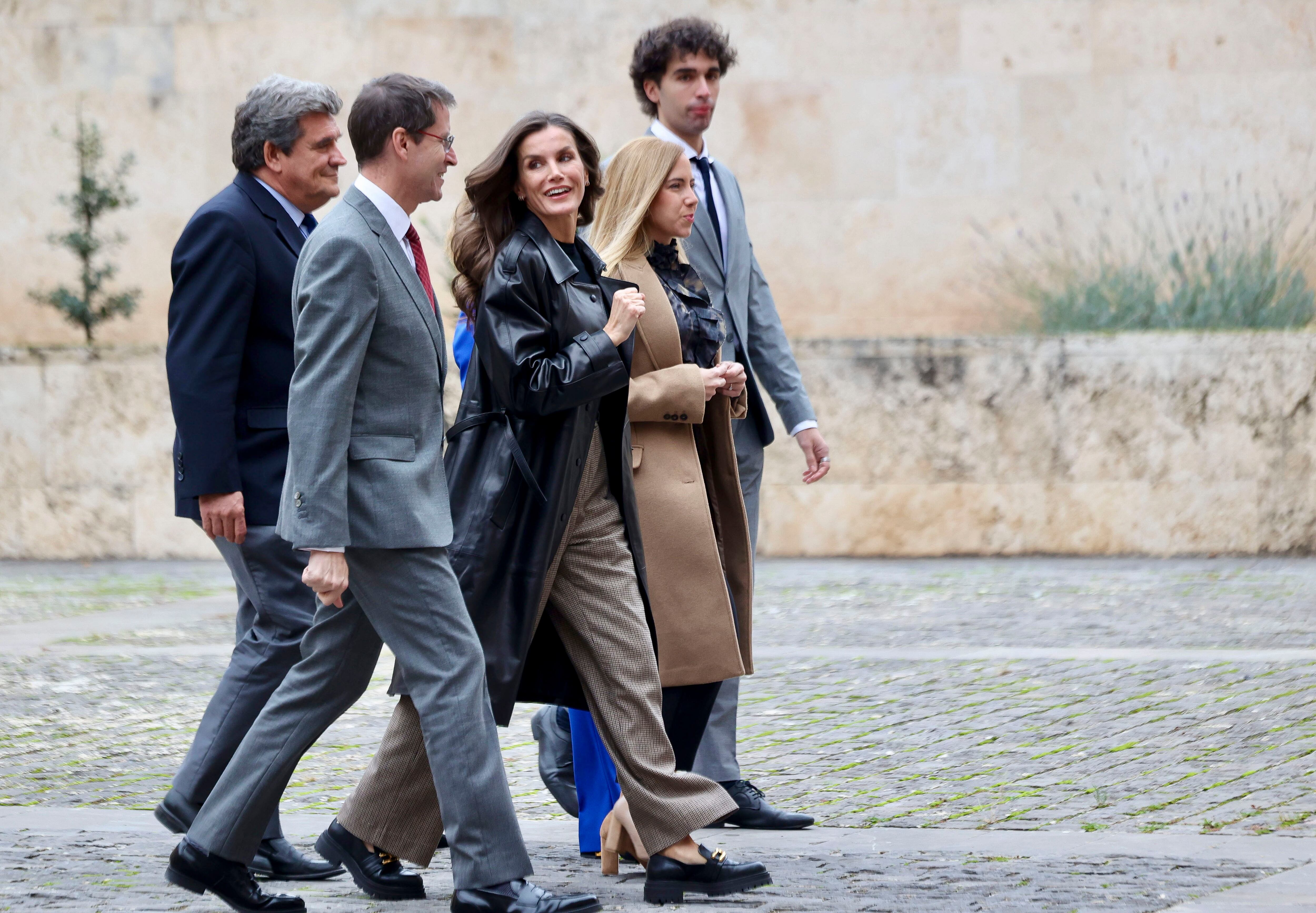 SAN MILLAN DE LA COGOLLA 24/11/2023.- La reina Letizia junto al presidente del Gobierno de La Rioja, Gonzalo Capellán y el ministro de Transformación Digital, José Luis Escribá (i) a su llegada a la clausura de XVI Seminario Internacional de Lengua y Periodismo que desde ayer se celebra en el Centro Internacional de Investigación de la Lengua Española (CILENGUA) de San Millán de la Cogolla. EFE/Raquel Manzanares
