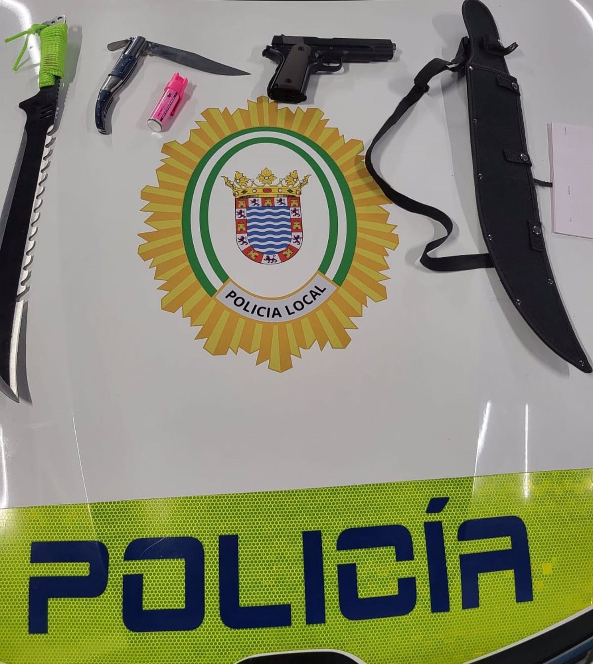 Armas simuladas y armas blancas que tenía el detenido en su poder