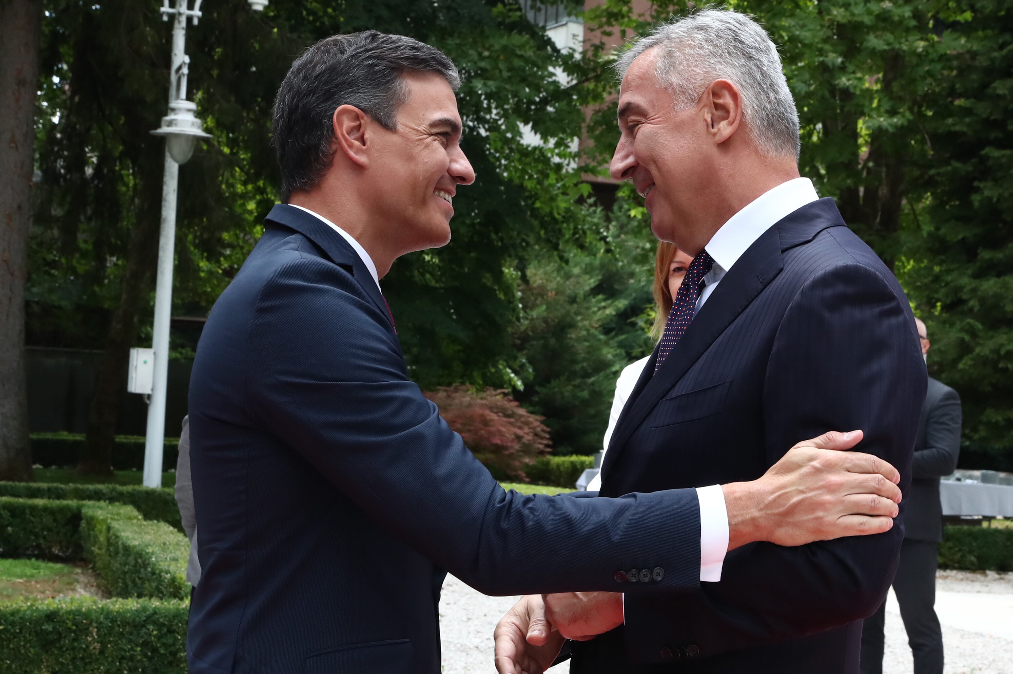 Pedro Sánchez junto al presidente de Montenegro.