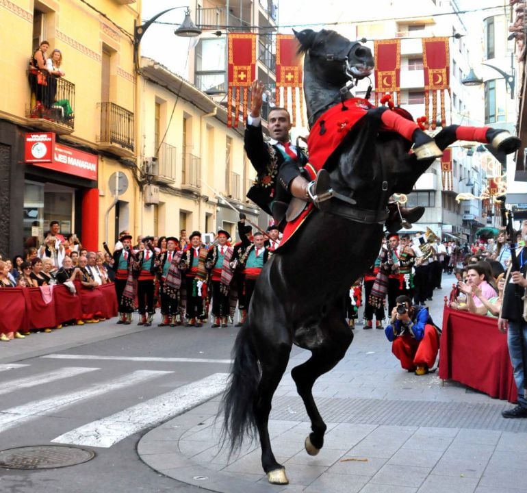 Paso de la comparsa de Contrabandistas en la Entrada Cristiana de las fiesta de Moros y Cristianos de Elda 