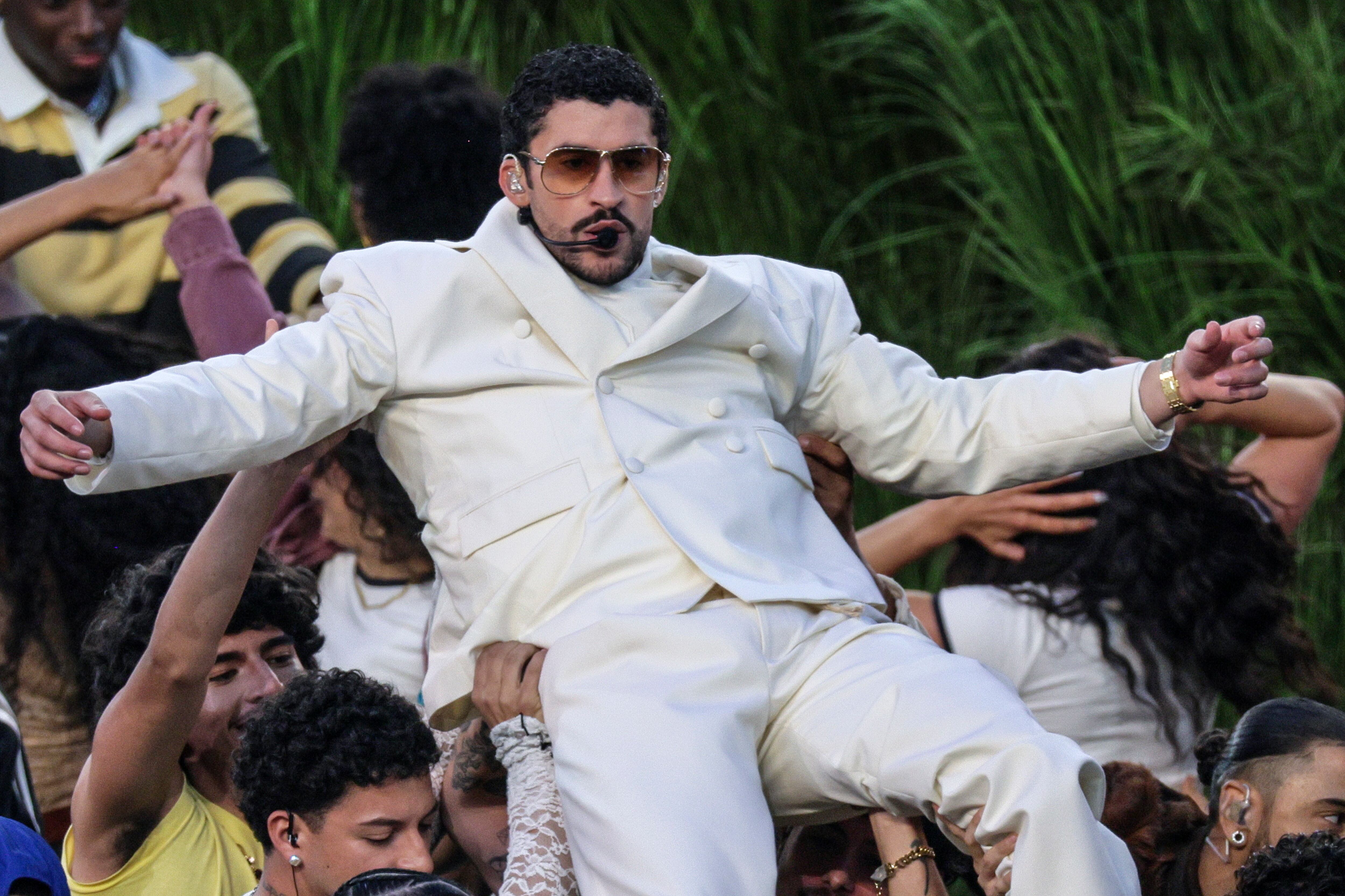 Bad Bunny actúa durante el espectáculo de medio tiempo del Super Bowl LX de Apple Music en el Levi's Stadium de Santa Clara, California, el 8 de febrero de 2026.