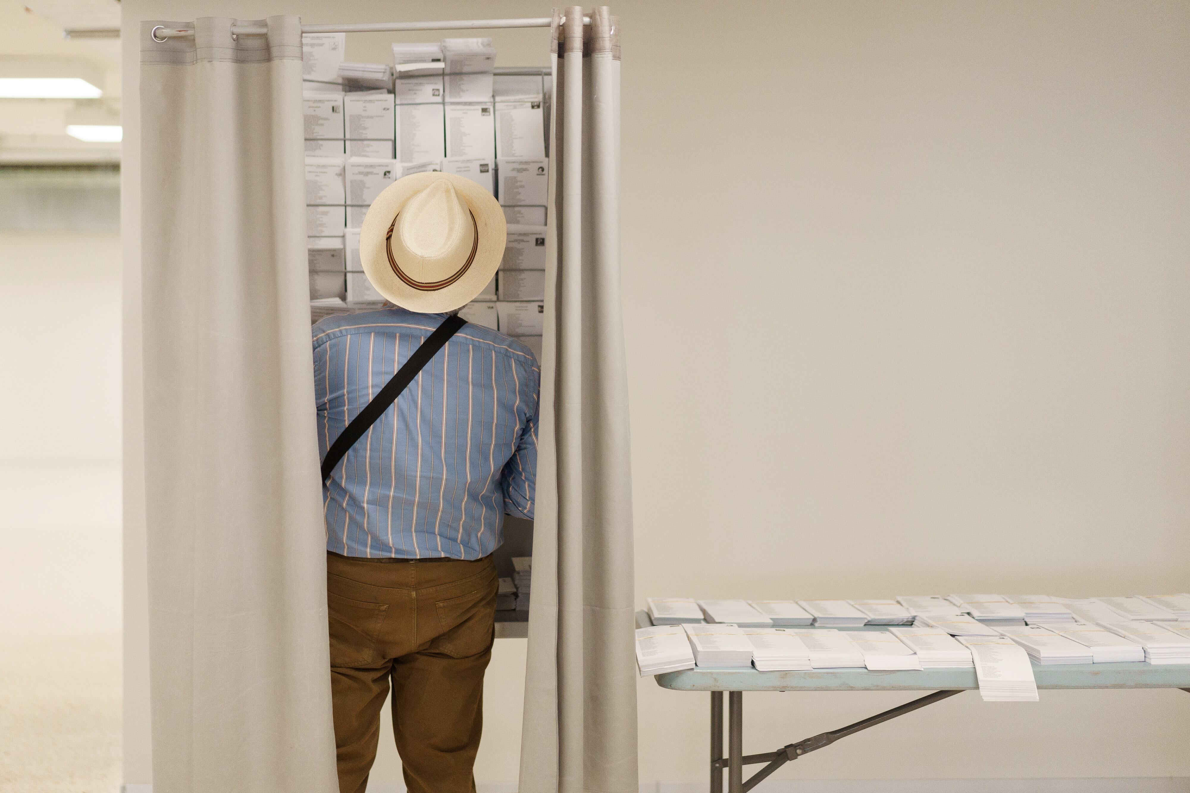 9/6/2024.- Ambiente de un colegio electoral durante las votaciones para escoger a los representantes españoles en el Parlamento europeo. EFE/Ramón de la Rocha.