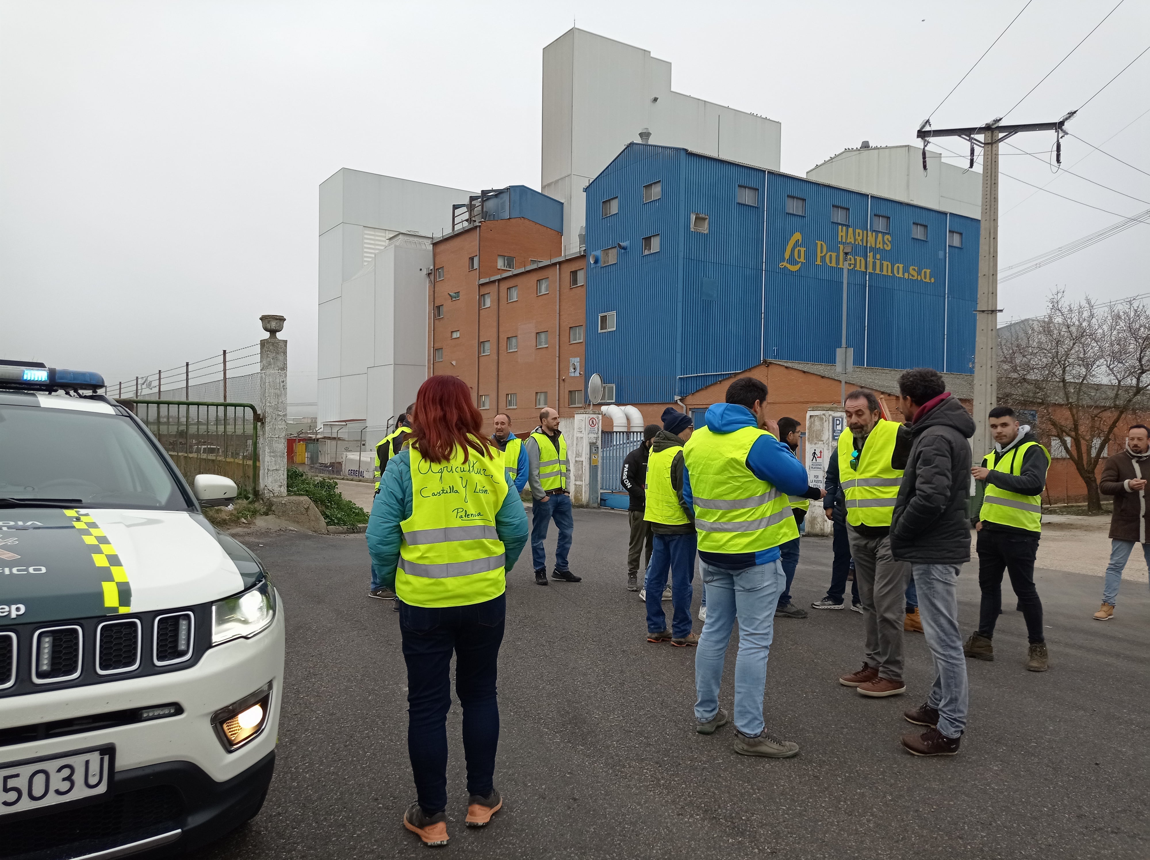 Un grupo de agricultores protesta a las puertas de la fábrica de harinas La Palencia