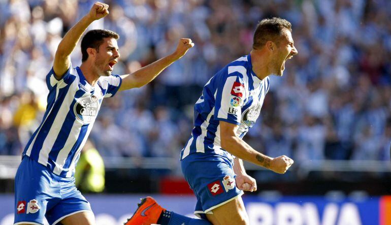 Alberto Lopo celebra su tanto al Levante, el primero del partido.