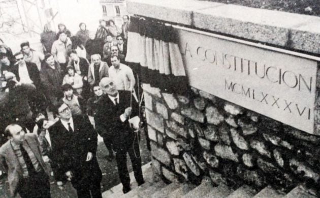 El rótulo del Monumento que fue quitado con las últimas obras de remodelación de la plaza de Mangana y que no se ha repuesto.