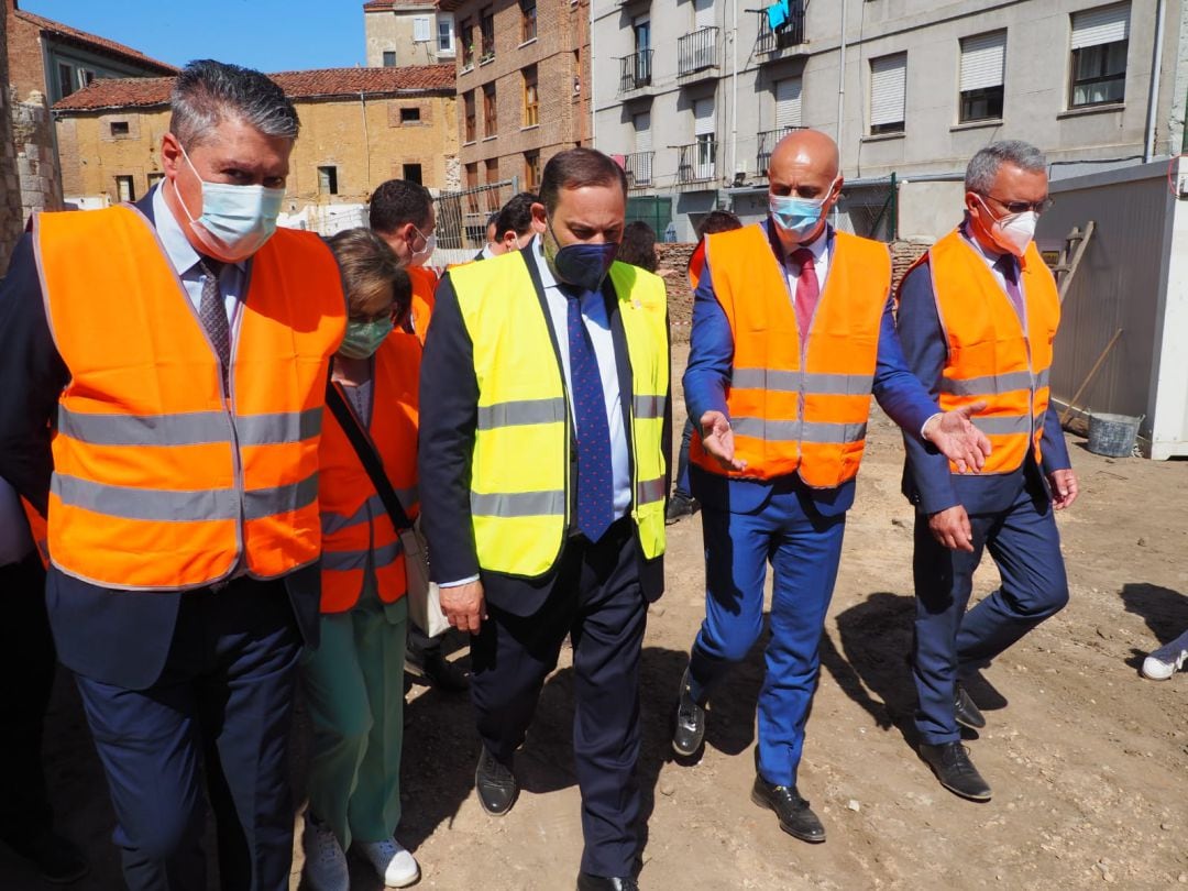 El ministro José Luis Ábalos visita las obras de la muralla en compañía del alcalde de León, José Antonio Diez