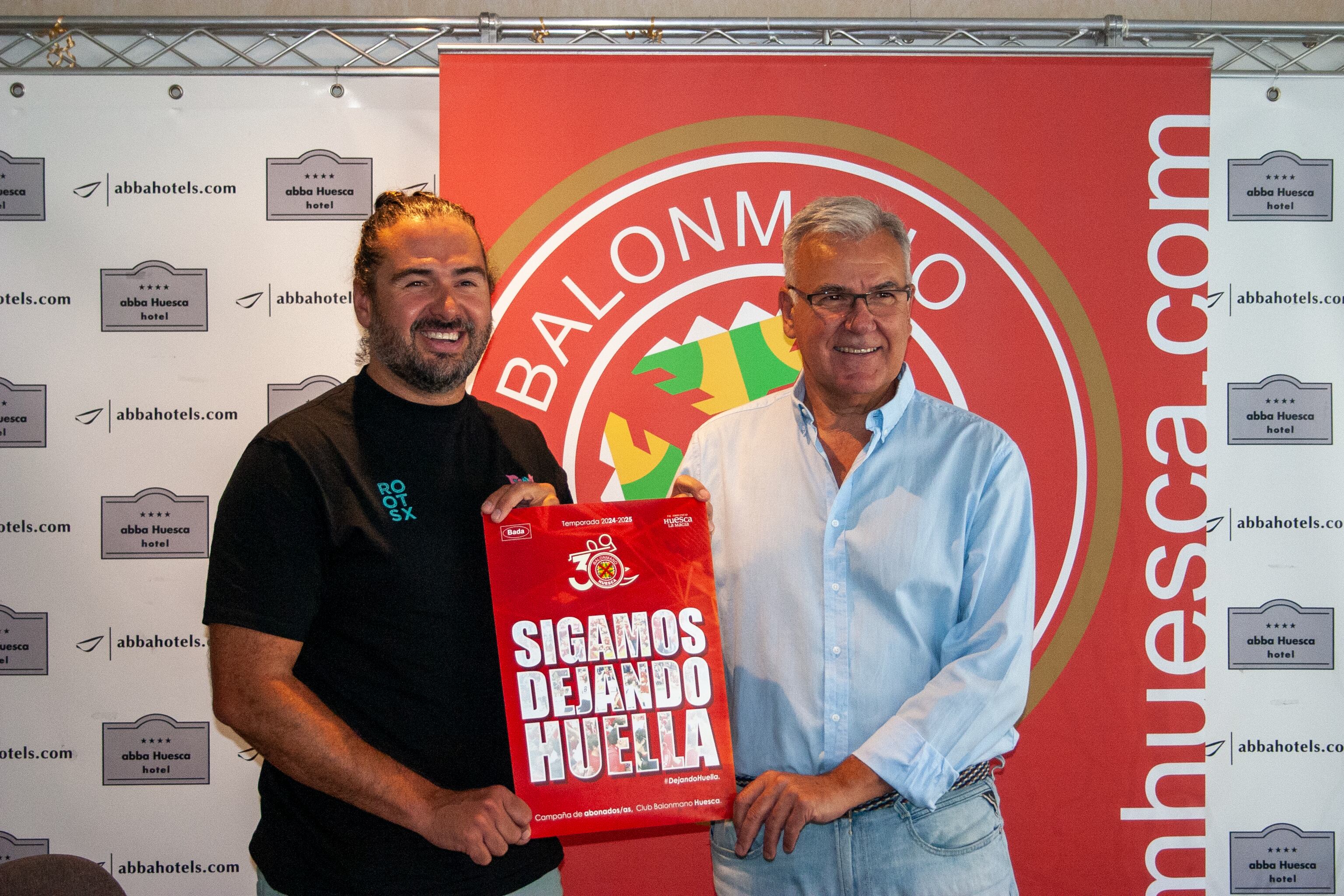 Néstor Oliva y Fernando Udina han presentado la campaña de abonados del Club Balonmano Huesca