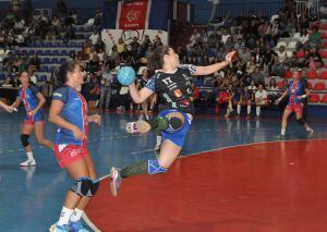 Alba Manzano lanzando a puerta