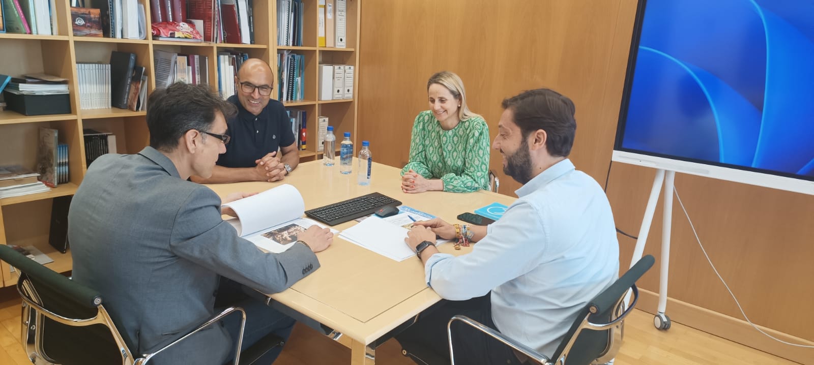 La alcaldesa de Cehegín, el concejal de Cultura y el presidente de la Hermandad de la Virgen de las Maravillas durante la reunión con el director General de Turismo