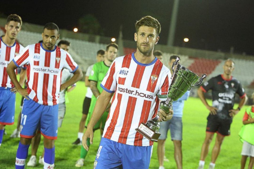 Benítez con el Trofeo Virgen de la Palma.