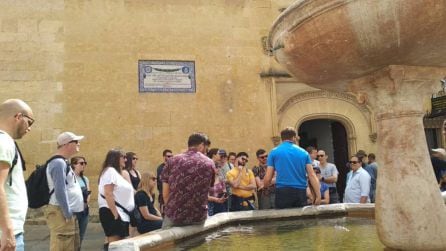 Turistas en la Plaza del Potro en Córdoba. Foto de archivo