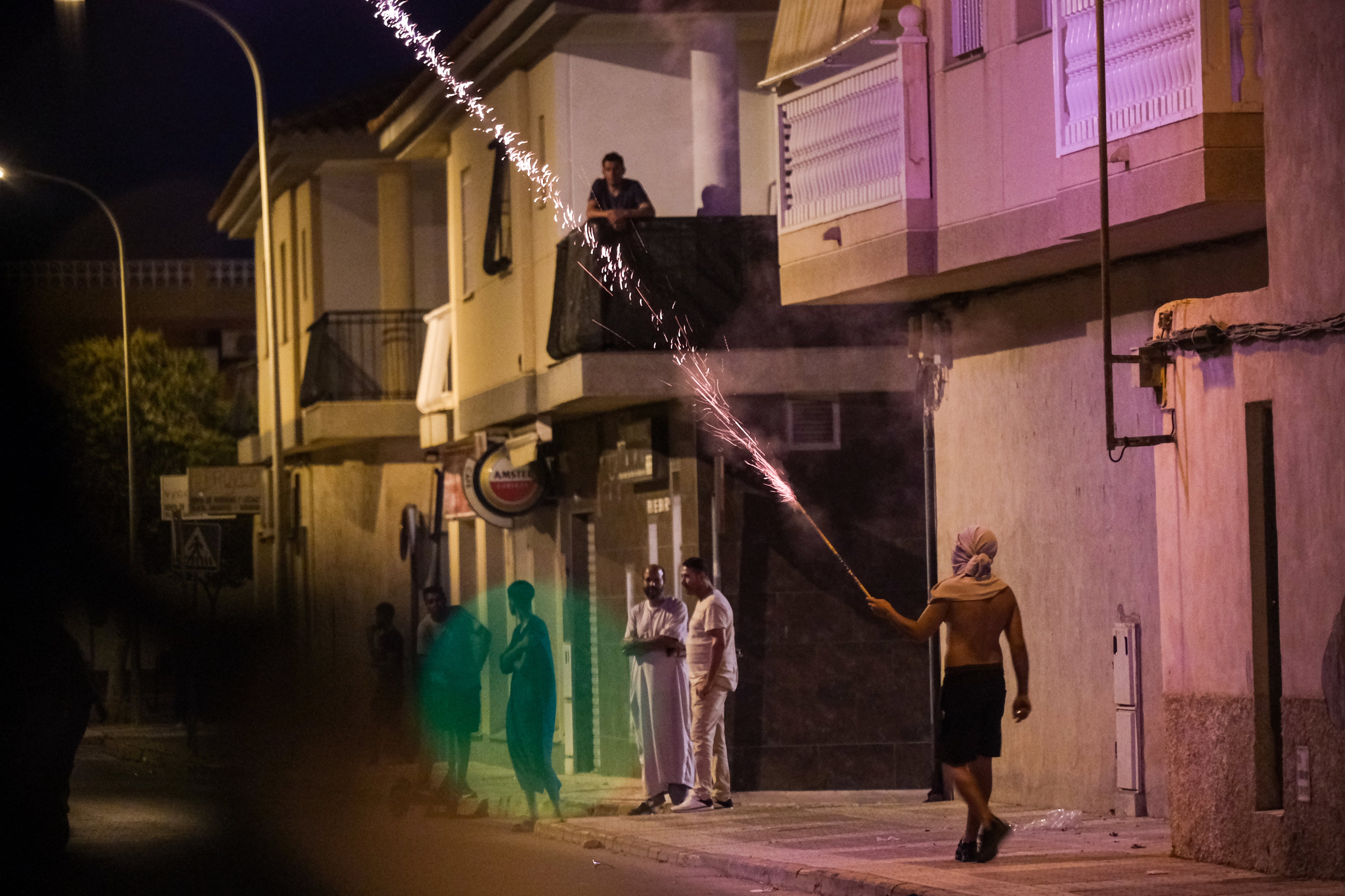 Jóvenes reunidos por la noche en el barrio de San Antonio en Torre Pacheco (Murcia).
