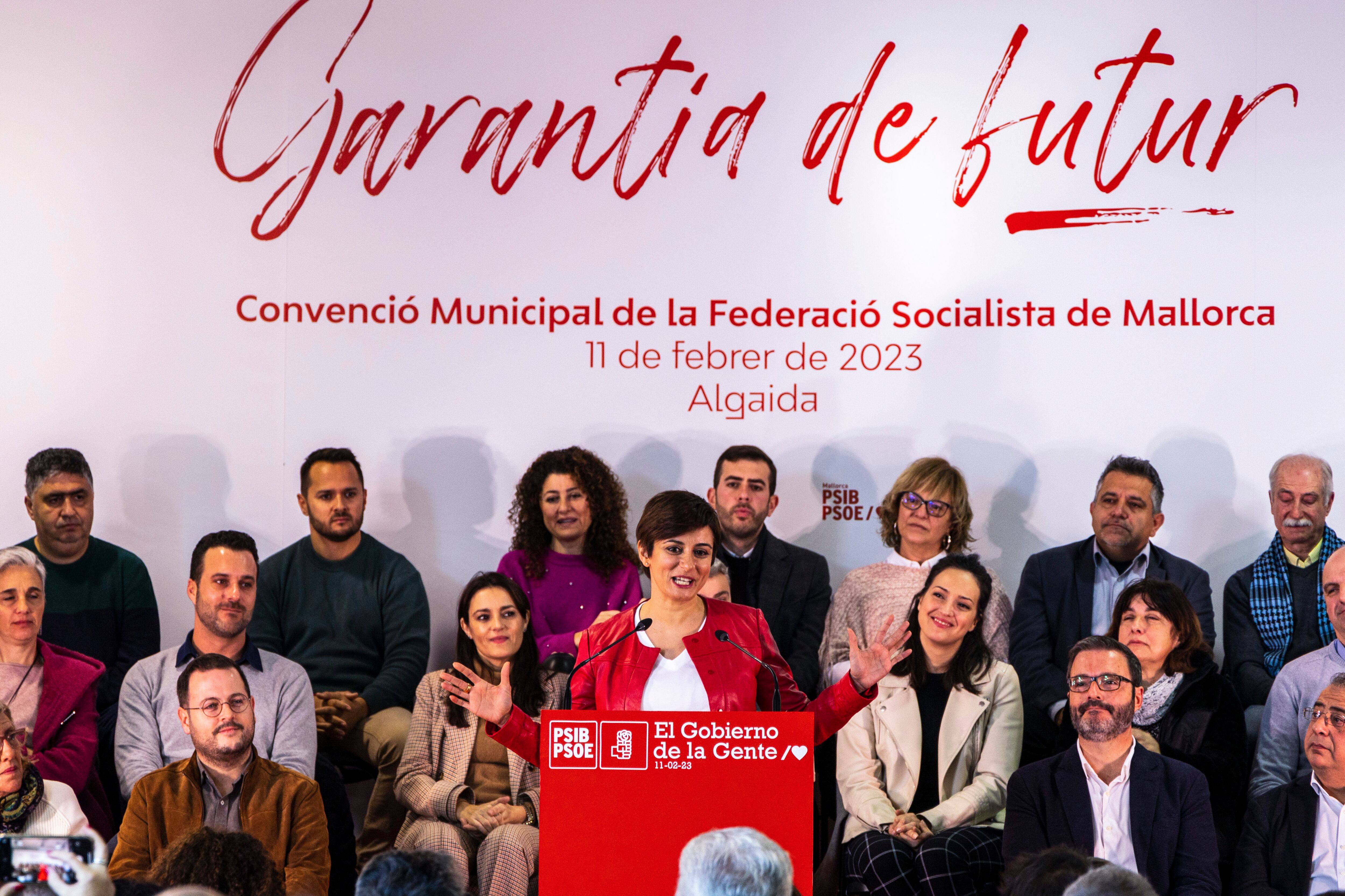 ALGAIDA (MALLORCA), 11/02/2023.- La vocal de la CEF-PSOE y portavoz del Gobierno y ministra de Política Territorial, Isabel Rodríguez, interviene en un acto en la localidad de Algaida (Mallorca). EFE/Cati Cladera
