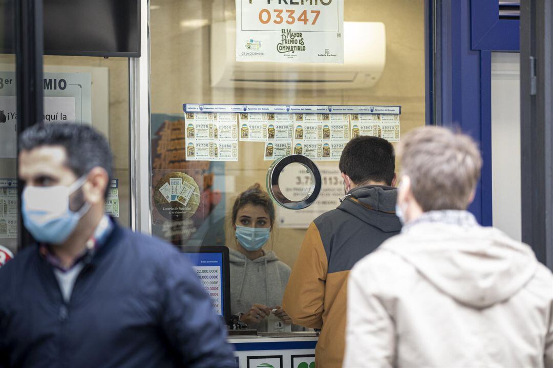 Colas para comprar la lotería de Navidad en la administración &#039;El Gato Negro&#039; de Sevilla 