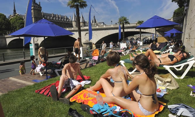 Los parisinos vuelven a escapar del calor un año más disfrutando de la 'playa' en la que se convierte cada año la ribera del Sena
