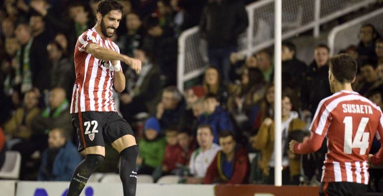 El jugador del Athletic de Bilbao Raúl García (i) celebra tras marcar el segundo gol ante el Racing de Santander, durante el partido de ida de los dieciseisavos de final de la Copa del Rey disputado esta noche en los Campos de Sport del Sardinero