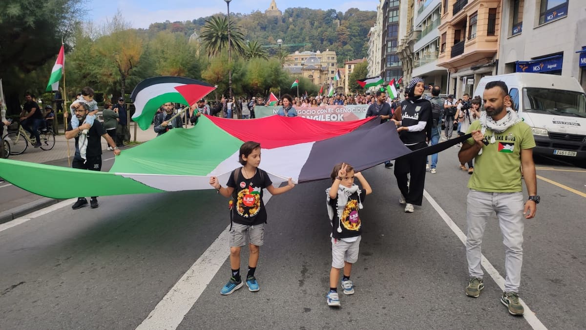 Voces de los manifestantes en San Sebastián en solidaridad con Palestina