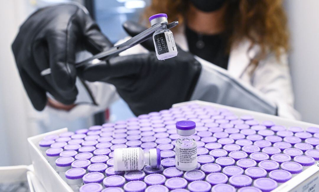 Una caja con dosis de la vacuna contra el coronavirus.