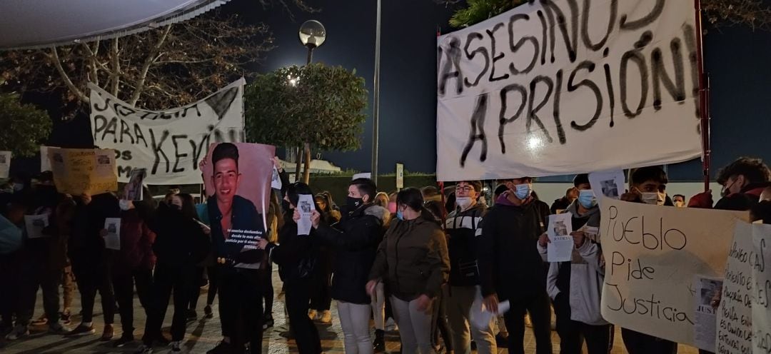 Manifestantes a las puertas del Juzgado de Jumilla