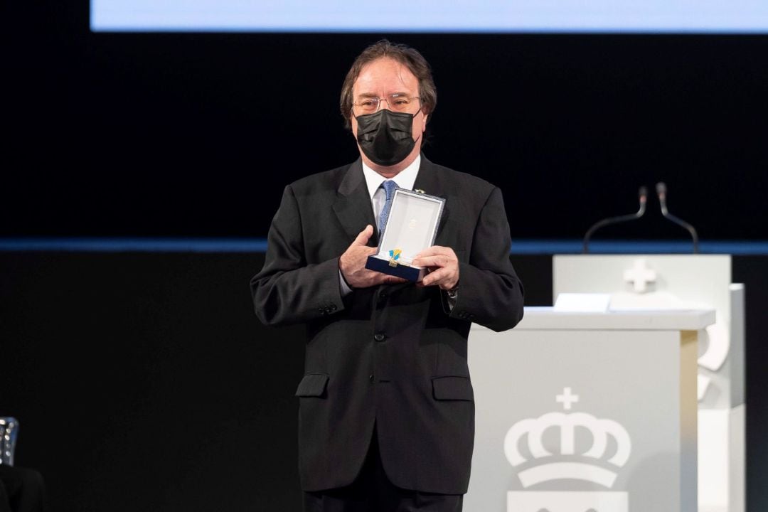 El epidemiólogo Amós García Rojas tras recoger la Medalla de Oro de Canarias concedida al Servicio Canario de Salud, durante el acto central del día de la comunidad autónoma celebrado el domingo 30 de mayo.