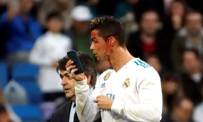 Cristiano Ronaldo a su salida del césped del Bernabéu 