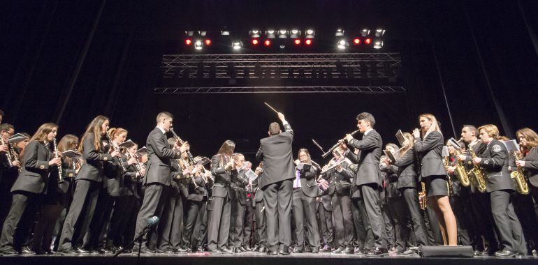 Los músicos de la banda de Pulianas, San Isidro de Armilla y Padul durante la interpretación de &quot;Mi Amargura&quot;, bajo la dirección de Javier Corral